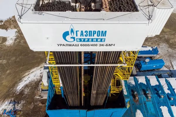 El logotipo de Gazprom en la torre de perforación de gas de Gazprom PJSC en el yacimiento de gas de Kovyktinskoye, que forma parte del proyecto de gasoducto Power of Siberia, cerca de Irkutsk, Rusia, el miércoles 7 de abril de 2021.