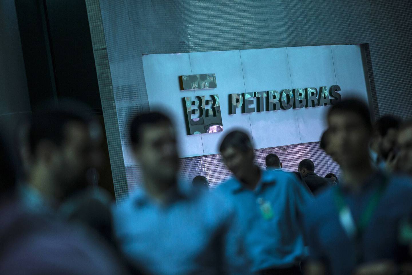 Los trabajadores pasan junto a la señalización de Petroleo Brasileiro S.A. en la sede de la empresa en Río de Janeiro, Brasil. Fotógrafo: Dado Galdieri/Bloomberg