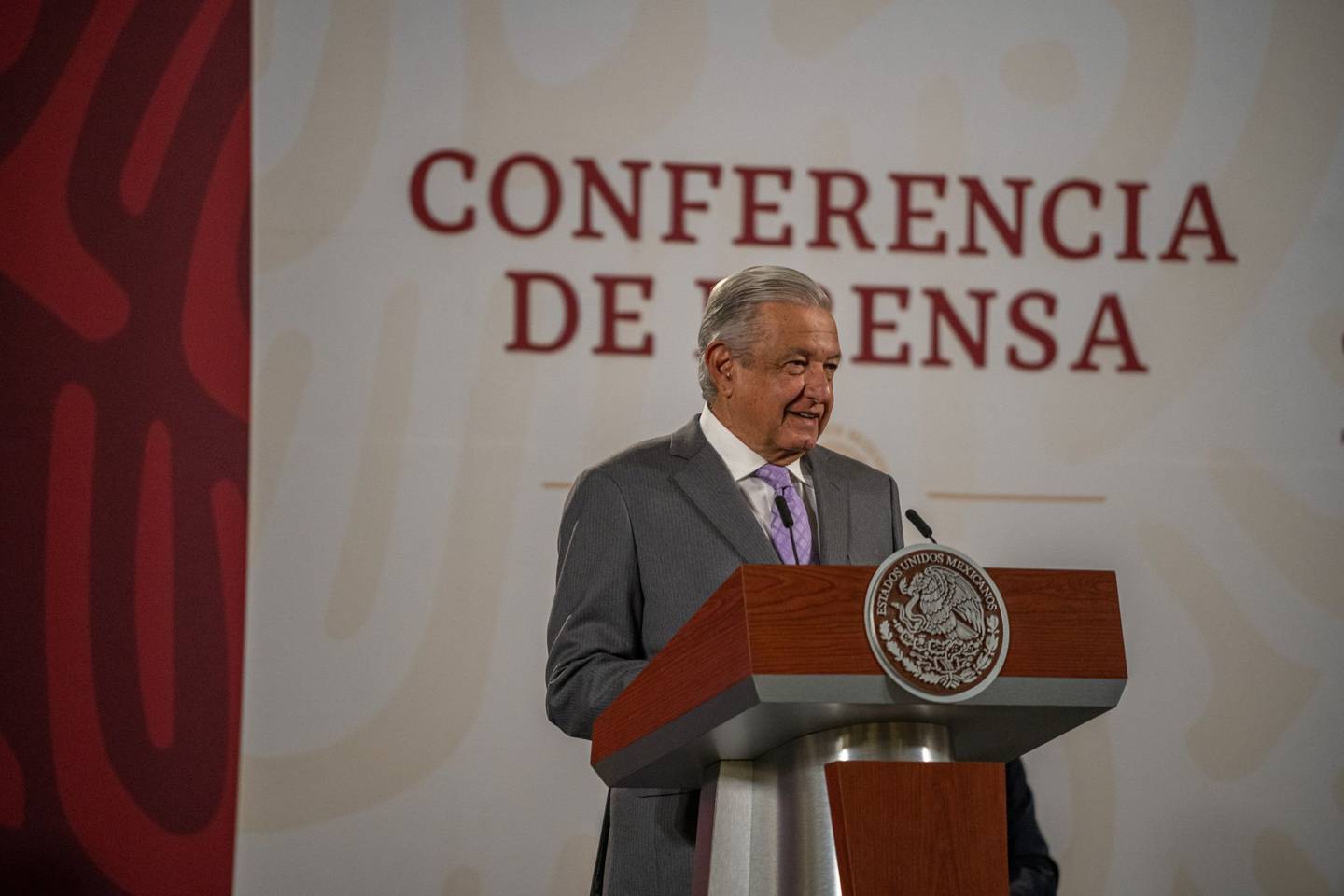 El presidente Andrés Manuel López Obrador habla durante una conferencia de prensa en la Ciudad de México.