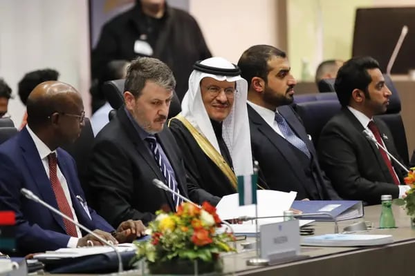 Abdulaziz bin Salman, ministro de Energía de Arabia Saudí, en el centro. La nación ha dicho que la demanda de petróleo se mantendrá fuerte durante décadas y está gastando miles de millones de dólares para aumentar su capacidad de producción.