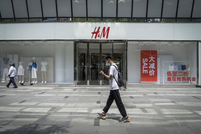 Una tienda de moda H&M en Pekín, China. Decenas de celebridades chinas pusieron fin a sus contratos con las firmas miembros de la ICB, incluida H&M. Fotógrafo: Giulia Marchi/Bloomberg
