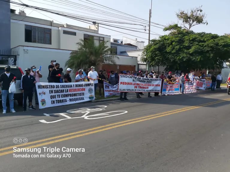 Trabajadores de Cuajone protestando por la paralización de la mina ante el bloqueo de la comunidad campesina.dfd