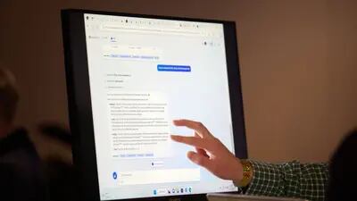 Un asistente interactúa con el motor de búsqueda Microsoft Bing y el navegador Edge durante el evento. Fotógrafa: Chona Kasinger/Bloomberg