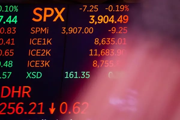Un monitor con información bursátil en el parqué de la Bolsa de Nueva York (NYSE) en Nueva York, Estados Unidos, el lunes 27 de junio de 2022. Fotógrafo: Michael Nagle/Bloomberg