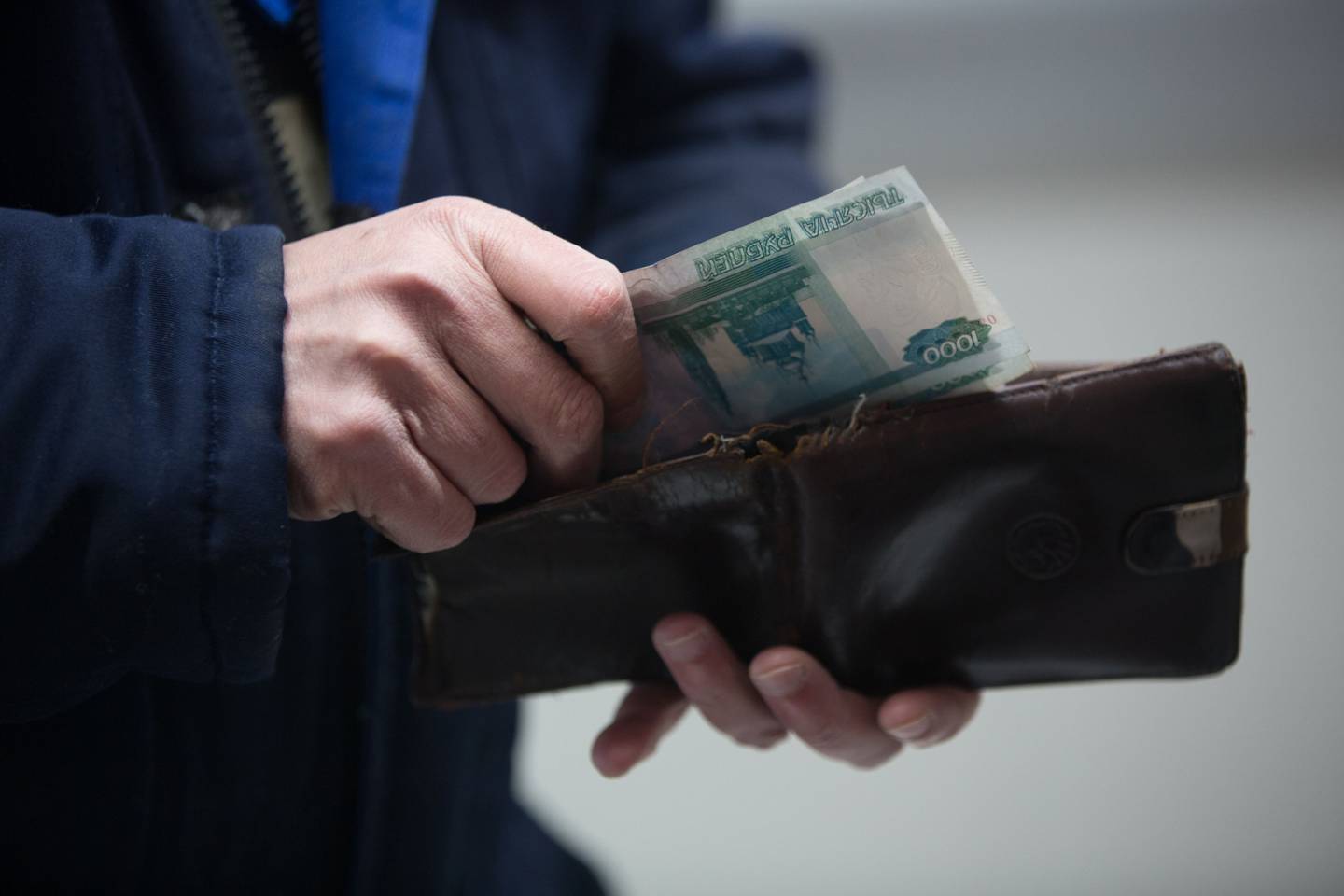 La moneda rusa cayó casi un 3,5% a 84,1 por dólar en las operaciones en tierra el jueves, según datos compilados por Bloomberg.