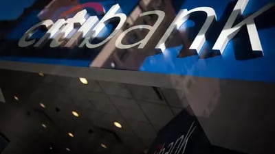 El logo de Citigroup visto desde una ventana en una sucursal del banco en Nueva York.