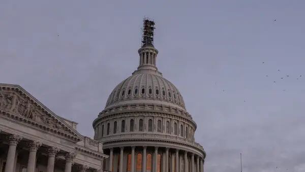 Congresso dos EUA aprova acordo que evita, por ora, um ‘shutdown’ do governodfd