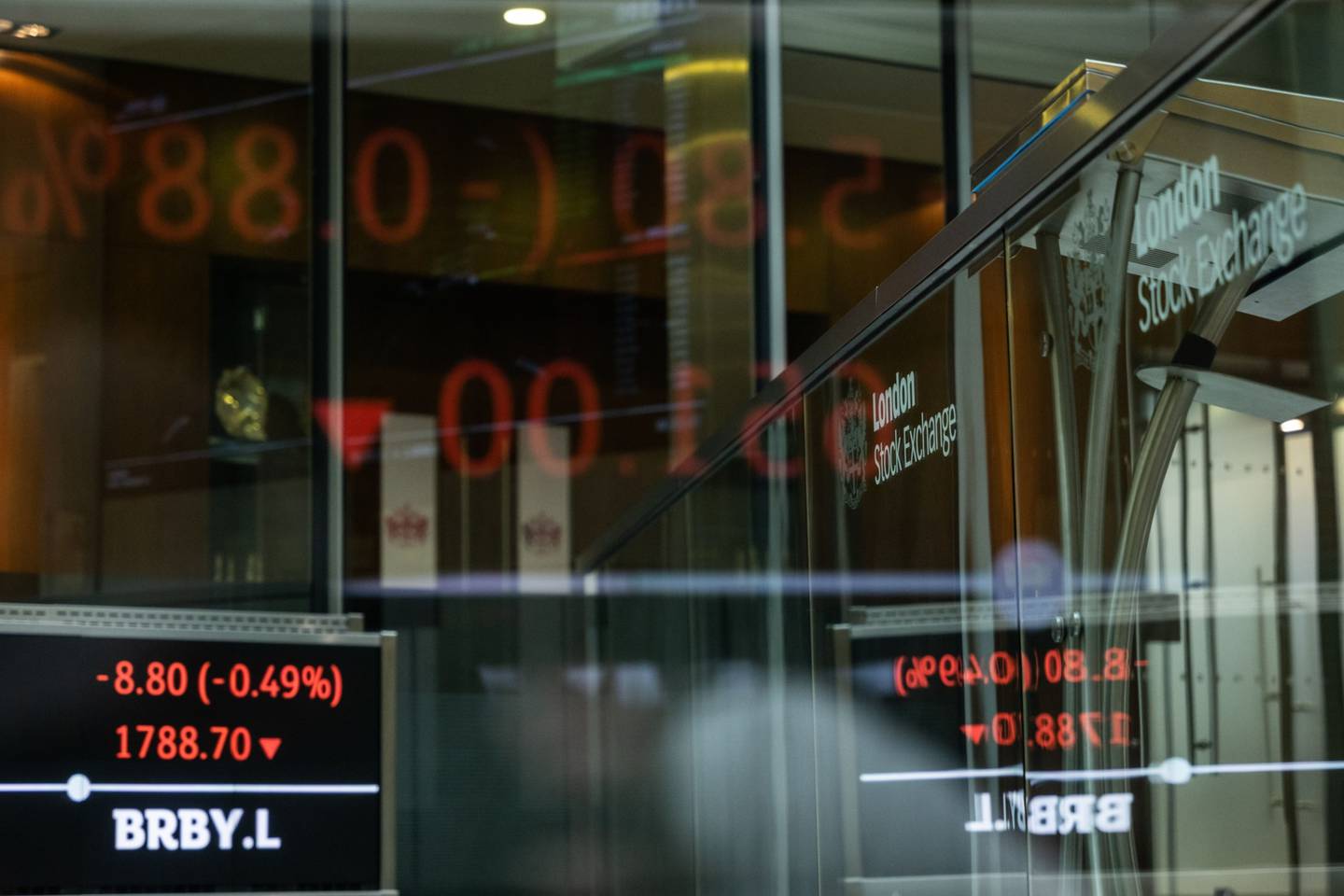 Un tablero del índice de acciones FTSE en el atrio de las oficinas del London Stock Exchange Group Plc en Londres, Reino Unido, el viernes 12 de agosto de 2022.