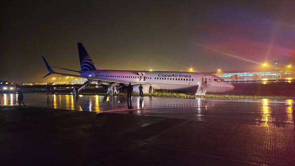 Avión de Copa Airlines sale de la pista al aterrizar en Panamádfd
