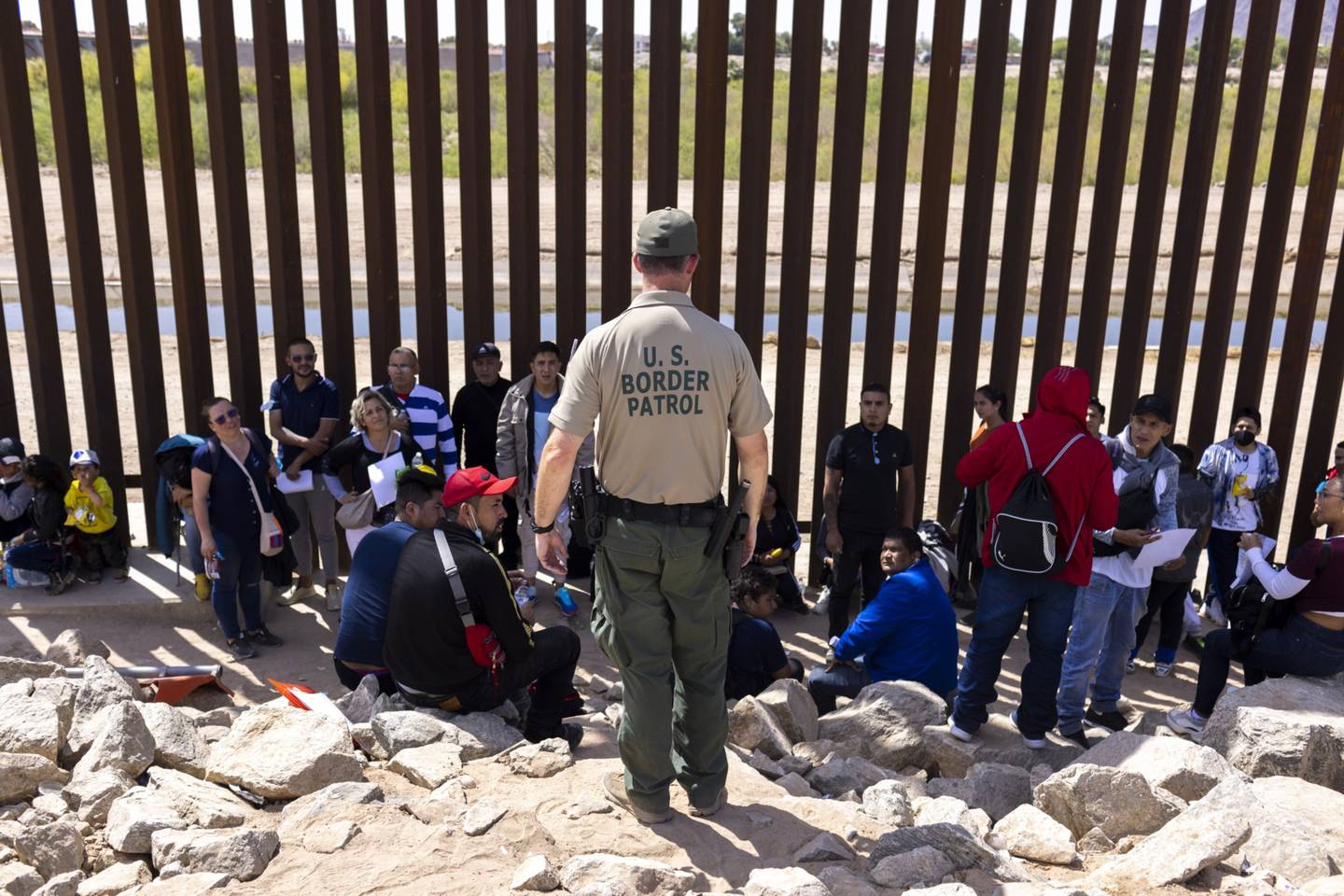 Un agente de la Patrulla Fronteriza de EE.UU. habla con los migrantes que buscan asilo después de cruzar la frontera entre México y EE.UU. en Yuma, Arizona, EE.UU. el martes 3 de mayo de 2022. Fotógrafo: Nicolo Filippo Rosso/Bloomberg