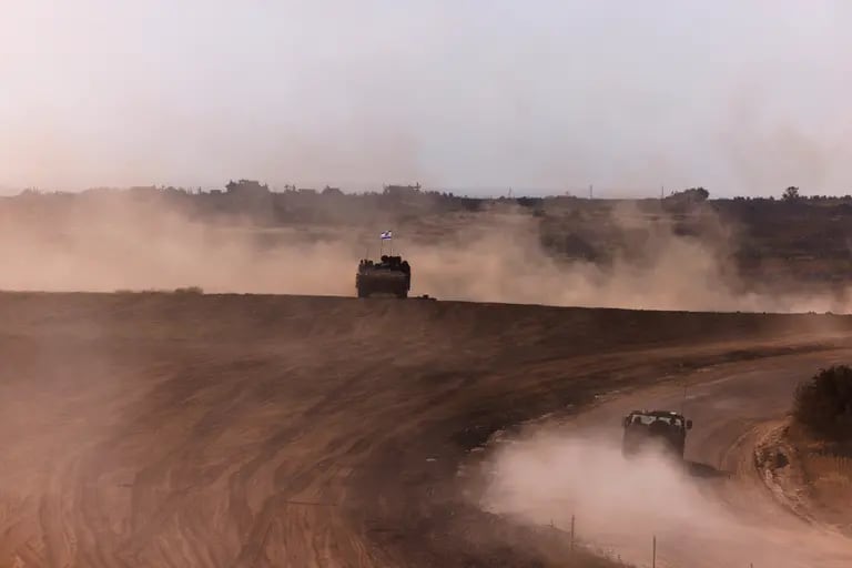 Vehículos blindados de transporte de tropas israelíes cerca de la frontera de Gaza tras operaciones militaresdfd