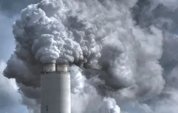 Emisiones de humo de una central eléctrica industrial de carbón.