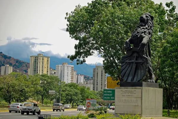 El emblemático león, ubicado en la autopista Francisco Fajardo, ahora bajo el nombre de Gran Cacique Guaicaipuro ya había sido removido en 2018 (@lareveron10)