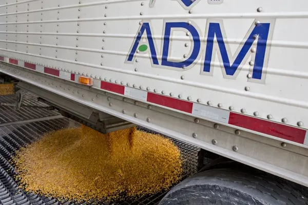 O milho é descarregado de um caminhão na instalação de grãos da Archer-Daniels-Midland Co. (ADM) em Mendota, Illinois, EUA