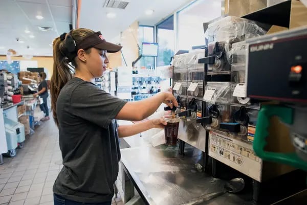 Una trabajadora completa un pedido de café en una franquicia en Ramsey, Nueva Jersey, Estados Unidos, el jueves 5 de mayo de 2016.