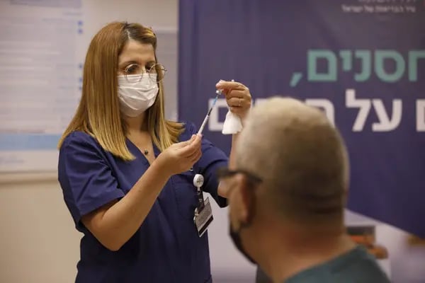 Un trabajador sanitario se prepara para administrar una cuarta dosis de la vacuna Covid-19 de Pfizer-BioNTech en el centro médico de Sheba, en Ramat Gan.