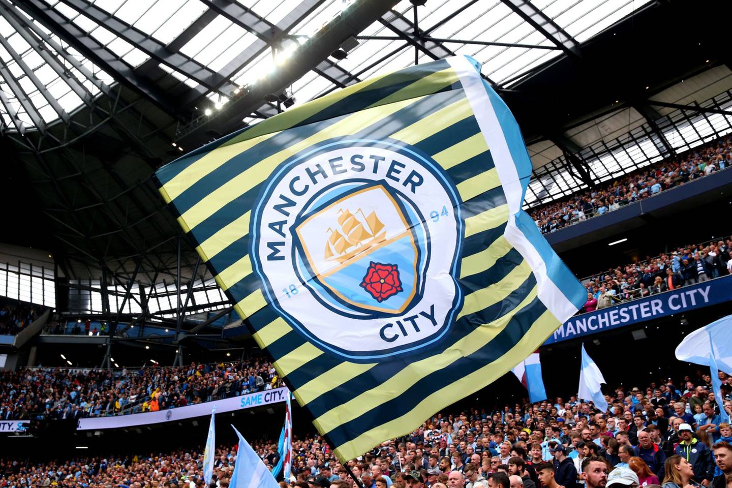 La bandera del Manchester City se ve durante el partido de la Premier League entre el Manchester City y el Huddersfield Town en el Etihad Stadium el 19 de agosto de 2018 en Mánchester, Reino Unido.
