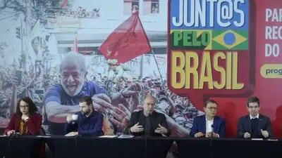 Aloizio Mercadante (no centro) durante evento em São Paulo: 'teto de gastos foi desacreditado'