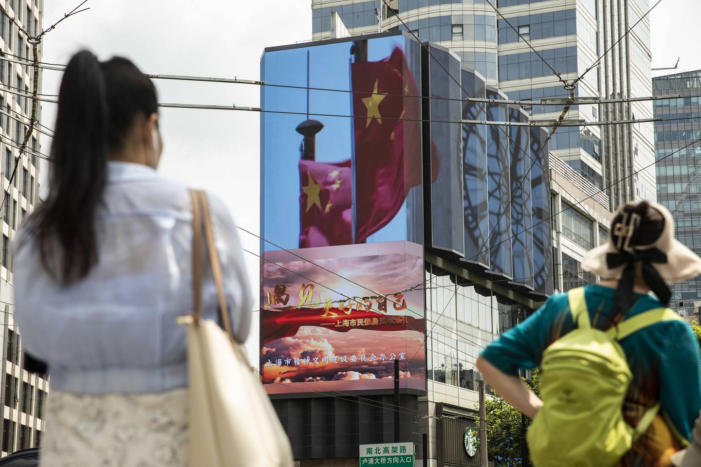 Pantalla con imágenes de la bandera de China en Shangái.