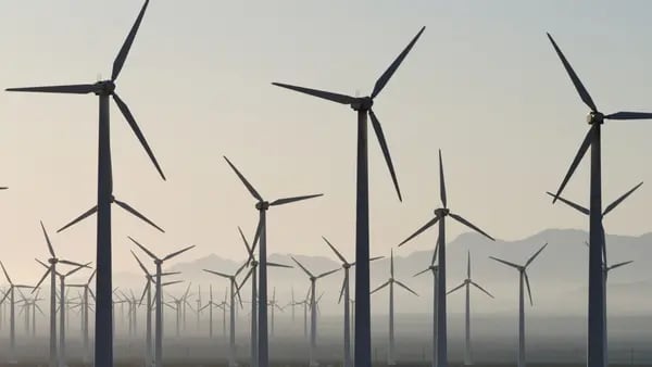 Europa e EUA travam disputa em incentivos bilionários para energia limpadfd