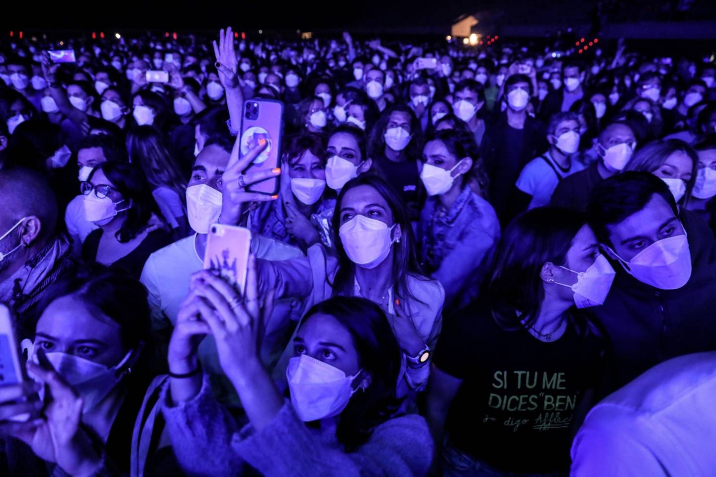 Barcelona, 27 de marzo. Alrededor de 5.000 fans se reúnen para un concierto en el estadio Sant Jordi de la ciudad española como parte de un experimento masivo que, según los organizadores, fue el mayor concierto sin distanciamiento social de la era del coronavirus. Ángel García/Bloomberg