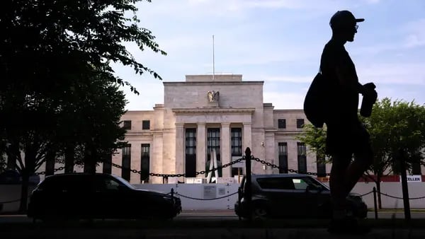 Goolsbee de la Fed dice que la inflación puede ser un poco más alta, aún en camino al 2%dfd