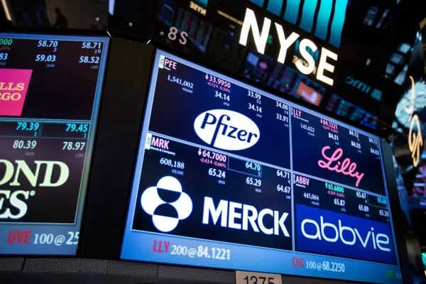 Monitor en la Bolsa de Nueva York con imagen de Pfizer, Eli Lilly y Merck