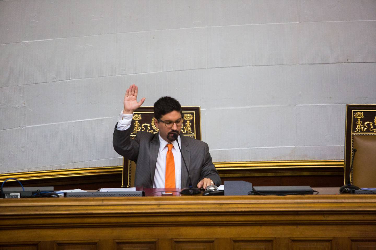 Freddy Guevara, vicepresidente de la Asamblea Nacional, habla mientras levanta la mano derecha durante una sesión especial de la Asamblea Nacional de Caracas, Venezuela, el sábado 19 de agosto de 2017. dfd