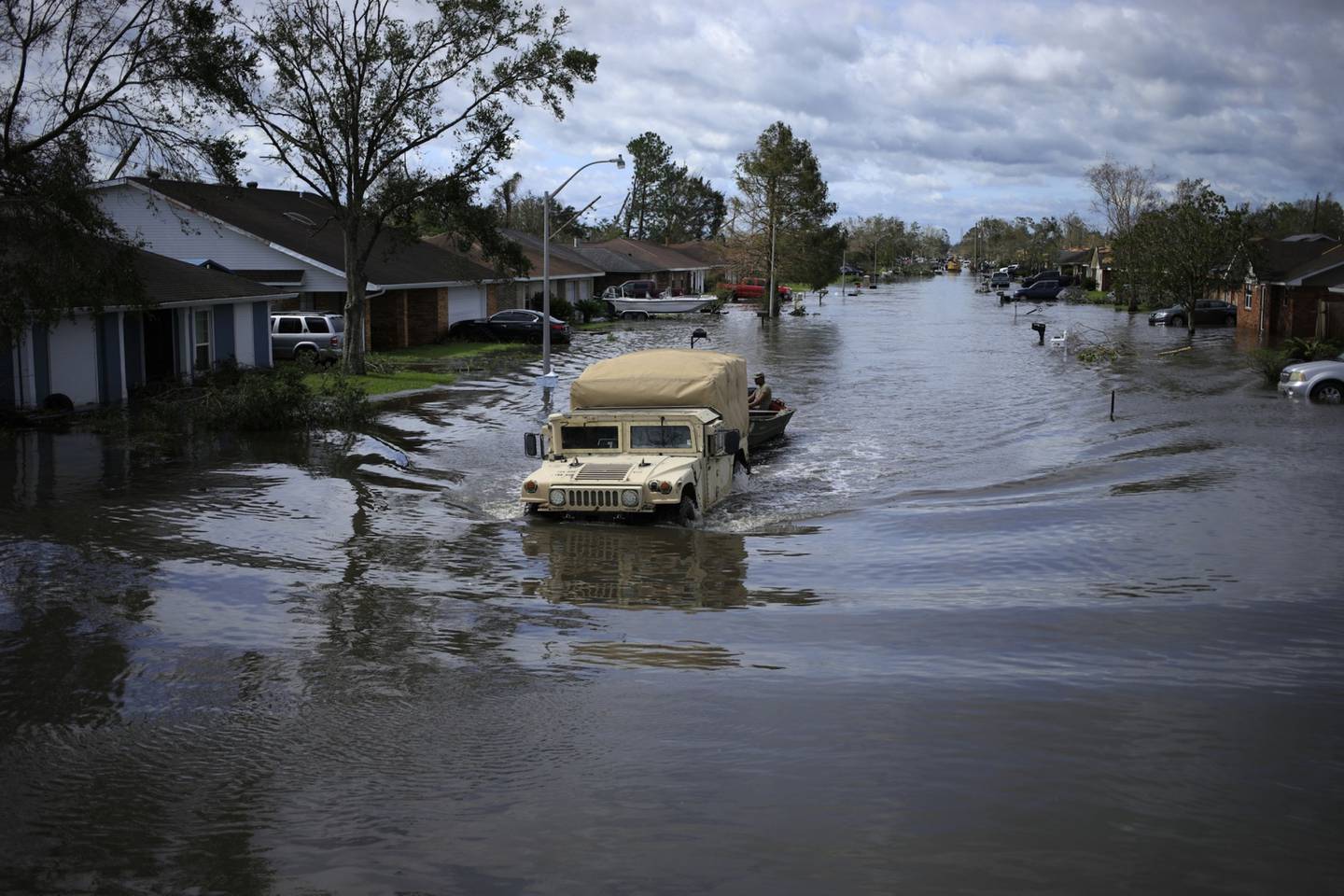 Un vehículo de la Guardia Nacional atraviesa las aguas que dejó el huracán Ida en LaPlace, Luisiana, el 30 de agosto.