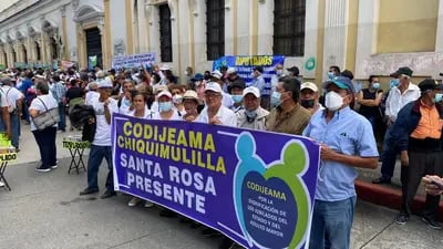 El Comité por la Dignificación de los Jubilados del Estado y del Adulto Mayor protesta frente al Congreso de la República de Guatemala para exigir la aprobación de la iniciativa 5563, que aumentaría la pensión de los jubilados del Estado.