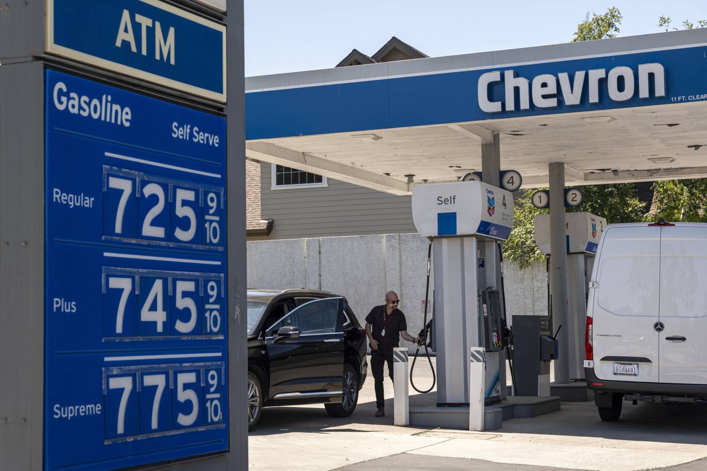 Un cliente en una gasolinera Chevron en Menlo Park, California, Estados Unidos, el martes 24 de mayo de 2022.