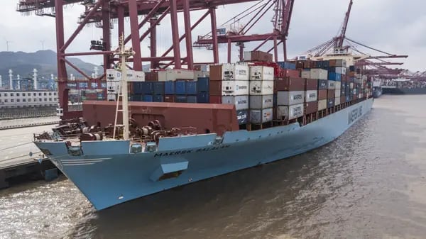 El portacontenedores Maersk Salalah, operado por A.P. Moller-Maersk A/S, se encuentra amarrado en el puerto de Ningbo-Zhoushan en Ningbo, China, el miércoles 31 de octubre de 2018.  Fotógrafo: Qilai Shen/Bloomberg