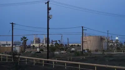 La central eléctrica de gas natural del Alamitos Energy Center, a la izquierda, del campo petrolífero de Synergy en los pantanos de Los Cerritos, en Seal Beach, California, Estados Unidos, el sábado 23 de abril de 2022. Fotógrafo: Bing Guan/Bloomberg