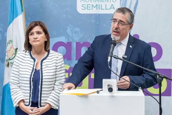 Bernardo Arévalo de León y Karin Herrera, binomio presidencial del Movimiento Semilla.