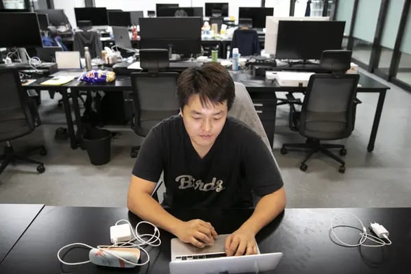 Do Kwon, cofundador y CEO de Terraform Labs, trabaja con su computadora portátil en la oficina de la empresa en Seúl, Corea del Sur, el jueves 14 de abril de 2022.