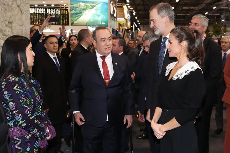 El presidente Alejandro Giammattei asistió a la inauguración de la Feria Internacional de Turismo y los reyes de España Felipe VI y Letizia visitaron el stand del socio país.dfd
