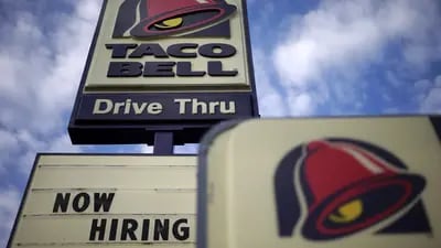 Anuncio de "Estamos contratando" en un restaurante Taco Bell en Indiana, EE.UU.