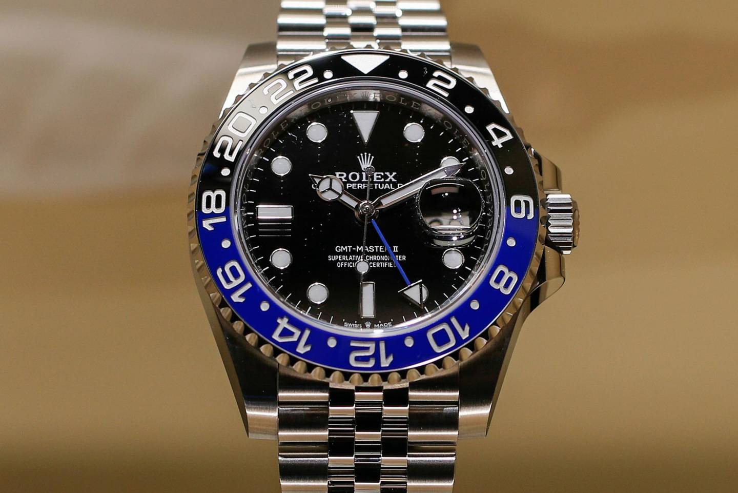 Un reloj de pulsera de lujo GMT-Master II, producido por Rolex SA, se exhibe durante el segundo día de la feria de relojes y joyas de lujo Baselworld 2019 en Basilea, Suiza, el jueves 21 de marzo de 2019.