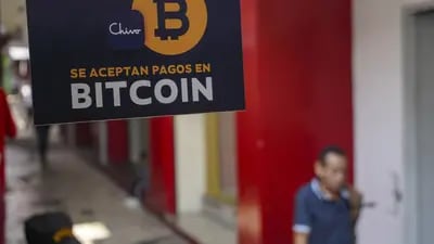 Bitcoin en El Salvador cumpió un año de circulación como moneda de curso legal el 7 de septiembre, su aceptación es menor al 5% de la población. Foto: Camilo Freedman/Bloomberg