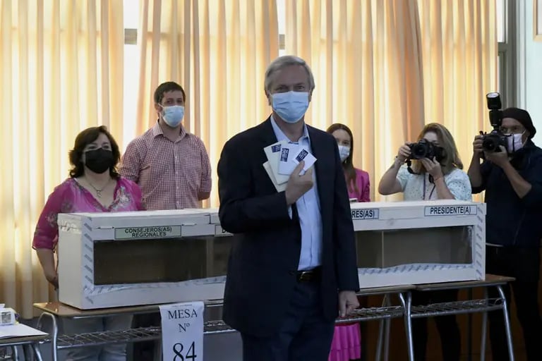 José Antonio Kast en el colegio electoral durante la primera vuelta de las elecciones presidenciales en Paine, Chile. Fotógrafo: Tamara Merino/Bloombergdfd
