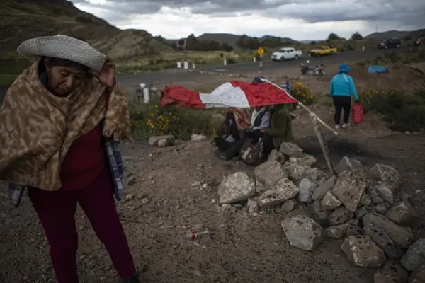 Manifestantes bloquean una carretera en Cabanillas, departamento de Puno, Perú, el martes 7 de marzo de 2023. Fotógrafo: Marco Garro/Bloomberg