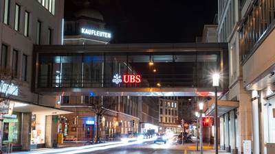 Autoridades de EE.UU. trabajan con Suiza para lograr acuerdo entre Credit Suisse y UBS dfd