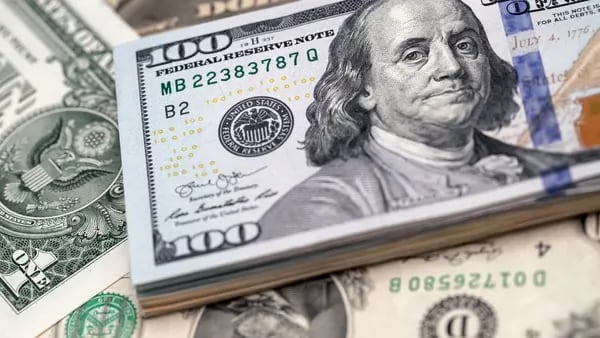 El dólar sube mientras los datos de EE.UU. afectan las apuestas a un recorte de tasasdfd
