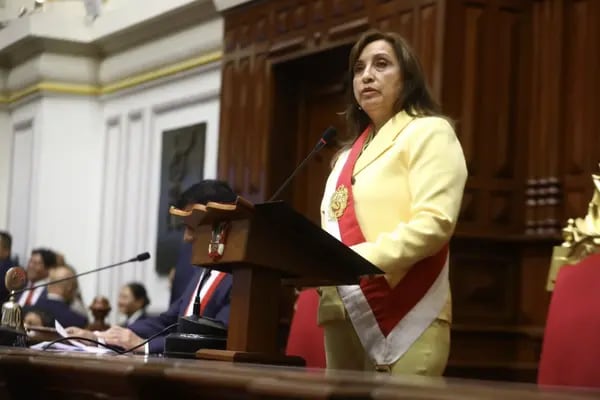 Dina Boluarte asume la presidencia de Perú tras la vacancia contra Pedro Castillo, quien ya se encuentra detenido por la justicia peruana.