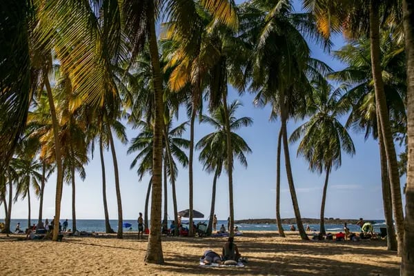 Praia de Escambron em San Juan, Porto Rico, na quinta-feira, 6 de maio de 2021. Fotógrafo: Xavier Garcia/Bloomberg