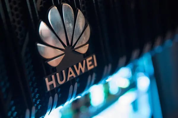 Un logo corporativo de la empresa  Huawei Technologies Co.durante un evento 5G event en Londres.
