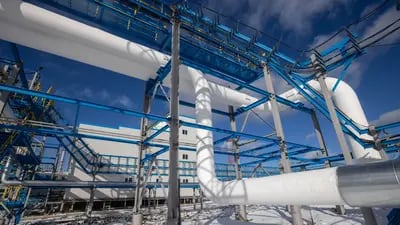 Tuberías cubiertas transportan gas refrigerado en una unidad de pretratamiento de gas en el yacimiento de petróleo, gas y condensado de Gazprom PJSC, una base de recursos para el gasoducto Power of Siberia, en el distrito de Lensk de la República de Sajá, Rusia, el martes 12 de octubre de 2021.