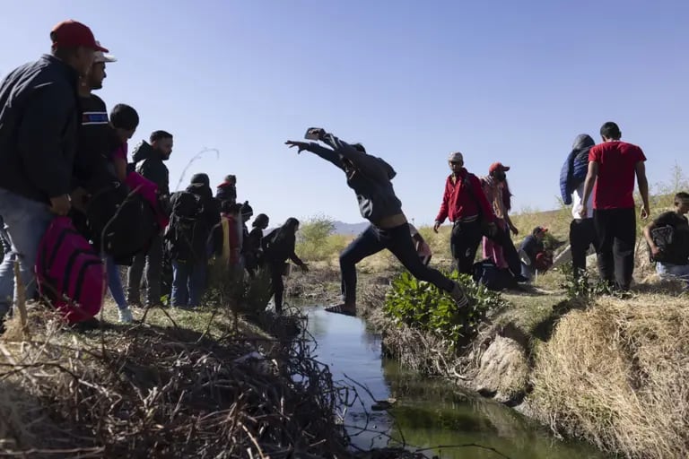 Migrants cross the Rio Grande near Ciudad Juárez, Mexico, on March 29, 2023. dfd