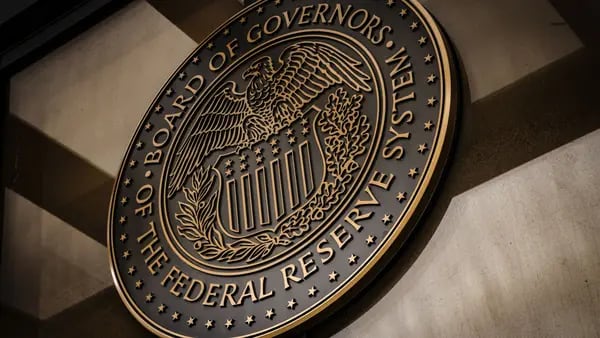 Fed cambia hacia grandes subidas de tasas tras ser criticada por moverse lentodfd
