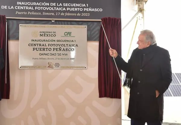 El presidente Andrés Manuel López Obrador inaugura la primera secuencia de la Central Fotovoltaica Puerto Peñasco de la compañía Comisión Federal de Electricidad (CFE) en el estado de Sonora (Foto: Presidencia de la República).